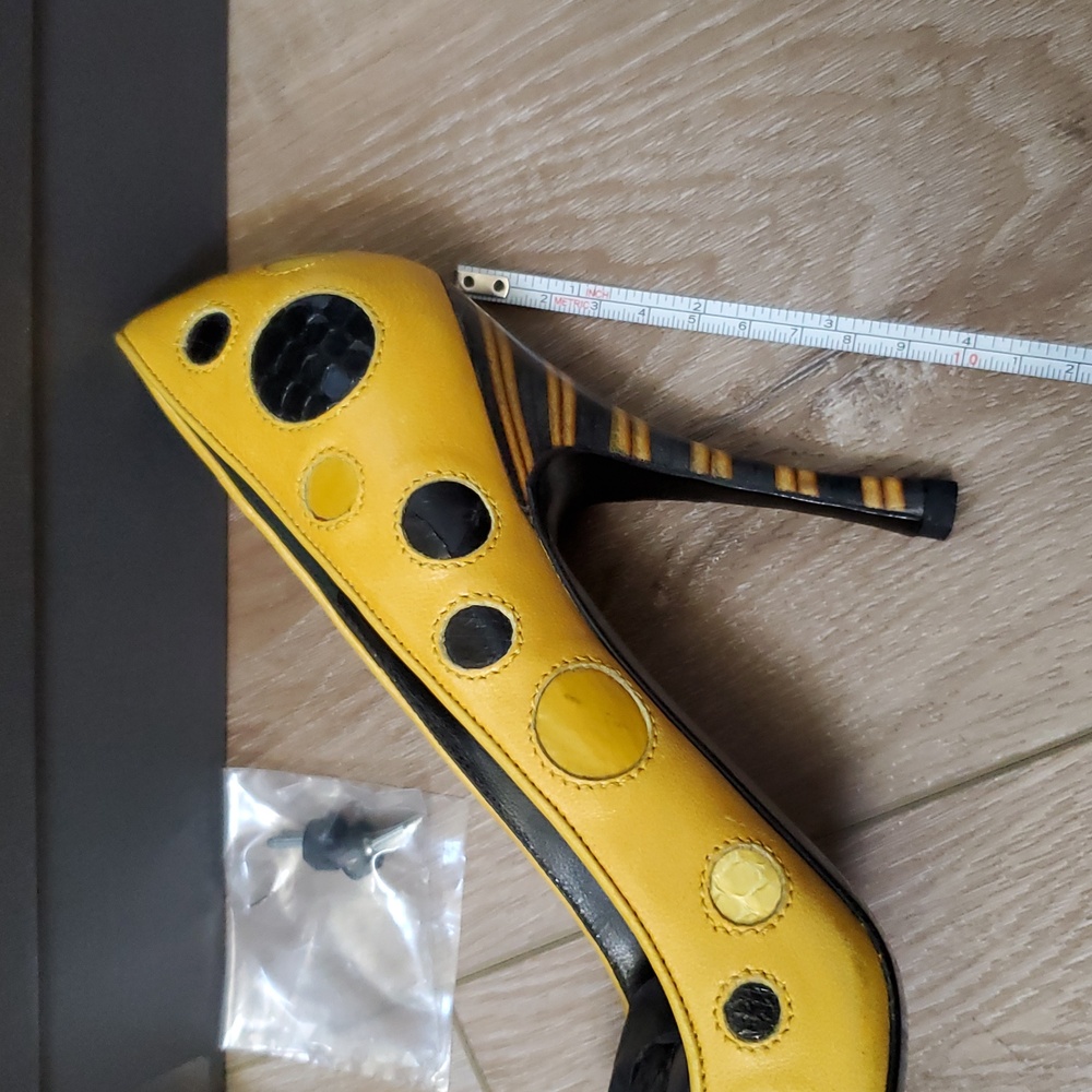 Alexander McQueen Yellow/Black Polka Dot Pump - Picture 9 of 10